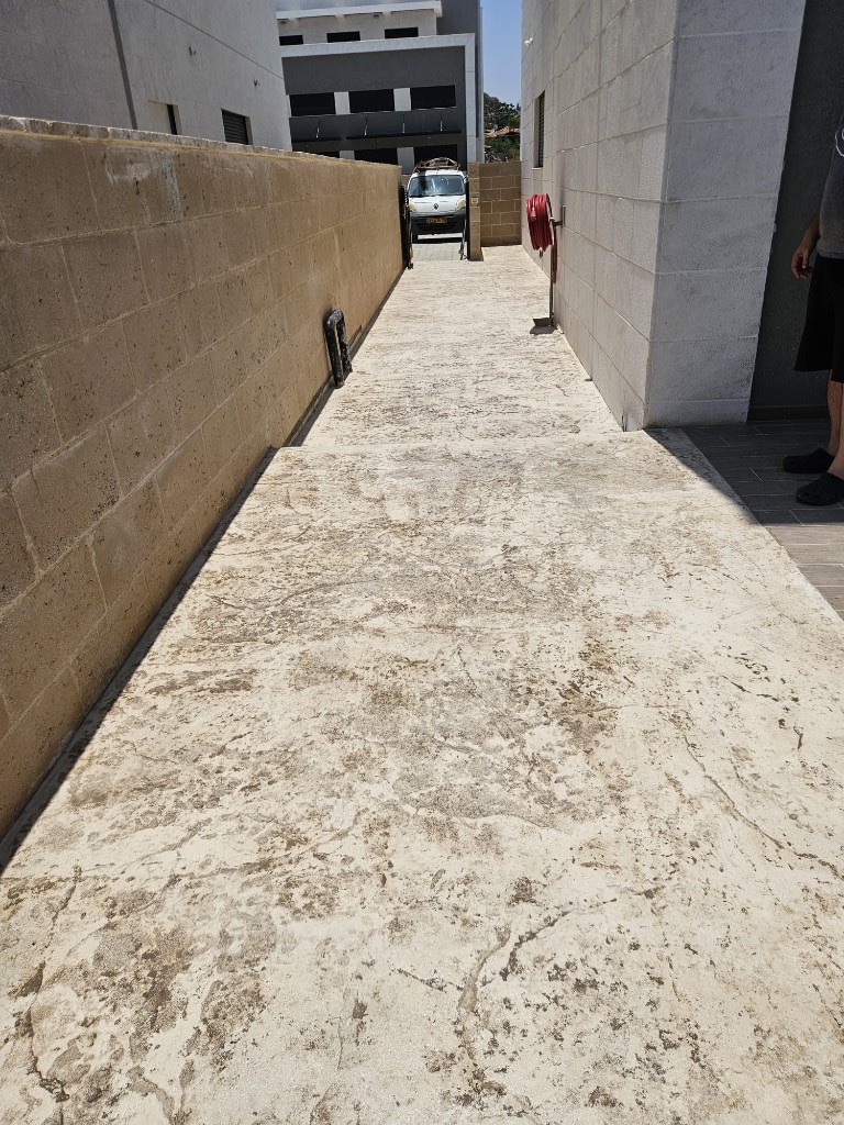 שביל גישה מבטון מוטבע